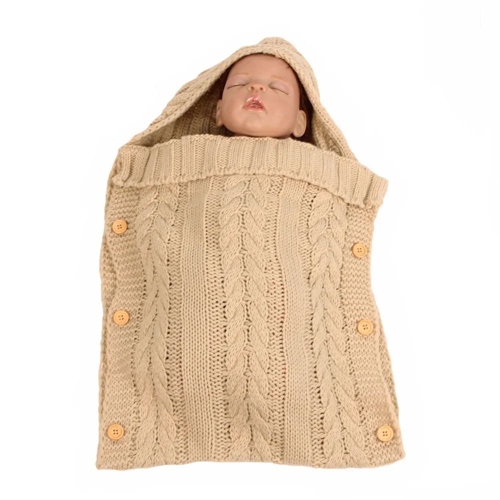 nid-d'ange-bebe-enveloppe-chaleureuse-tricot-laine-enmitoufler-joie-de-bébé-tricotti-gigoteuse-bébé-beige-fermeture-boutons-accessoire-voyage-sieste-nourrisson-cadeau-adorable-couple-jeune-bébé-mom-dad-gift-baby