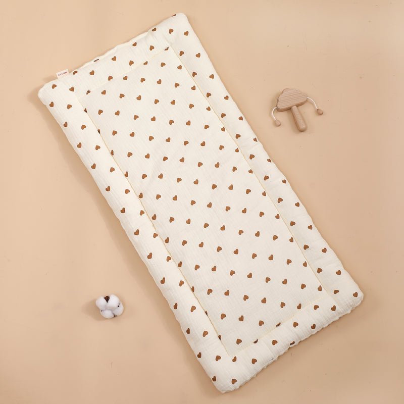 atelas-a-langer-bebe-tapis-a-langer-voyage-parc-poussette-chaise-haute-maison-voyage-motif-coeur-nourrisson-bambin-joie-de-bébé