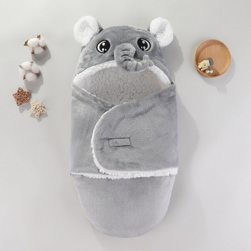 nid-d'ange-bebe-gris-éléphant-couverture-emmaillotage-allure-animal-accessoire-voyage-sommeil-bébé-cocon-douillet-chaleureux-nourrisson-rituel-semblable-meilleur-sommeil-sentiment-appartenance-cocon