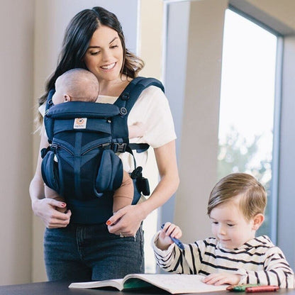 porte-bebe-bleu-main-libre-deplacement-facile-avec-bébé