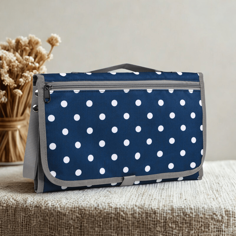 matelas-a-langer-bleu-pois-blanc-cute-chic-tendance-pratique-bébé-propre-sorties-parents