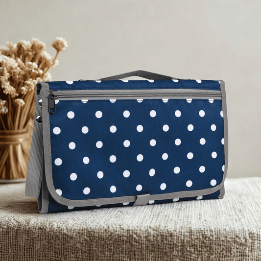 matelas-a-langer-bleu-pois-blanc-cute-chic-tendance-pratique-bébé-propre-sorties-parents