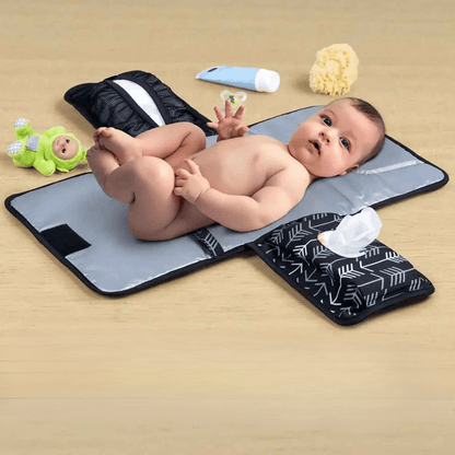 matelas-a-langer-portable-pliable-efficace-hygiene -bébé-motif-coloré-flèches-espace-a-langer-genereuse-joie-de-bébé