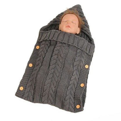 nid-d'ange-bebe-modele-gris-tricot-laine-unique-joie-de-bébé-tricotti-gigoteuse-bébé-fermeture-boutons-accessoire-voyage-sieste-nourrisson-cadeau-adorable-couple-femme-enceinte-style-unique