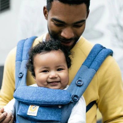 porte-bebe-bleu-motif-fleur-ergonomique-sac-matelas-a-langer-famille-joie-de-bébé