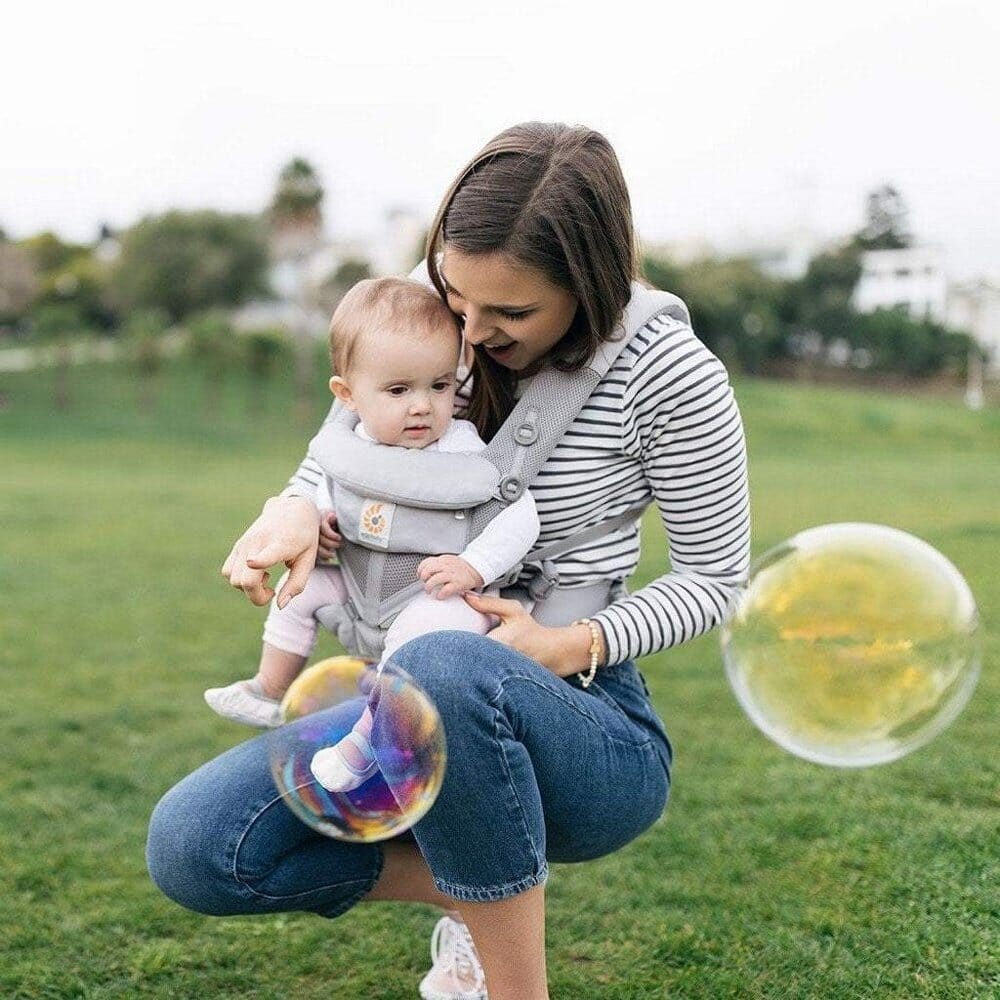 porte-bébé-gris-lifebabybag-parc-voyage