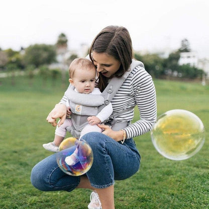 porte-bébé-gris-lifebabybag-parc-voyage