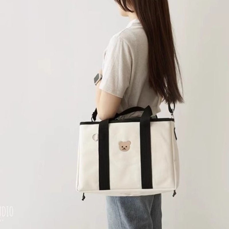 sac-a-langer-blanc-noir-ourson-espace-de-rangement-généreux-joie-de-bébé