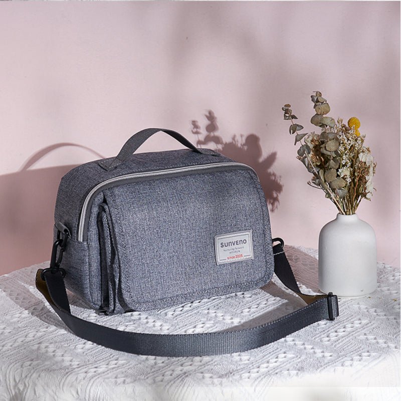 sac-a-langer-station-gris-modèle-épuré-cute-pratique-moderne-multifonctionnel-accessoire-indispensable-parent-actif-en-déplacement-avec-bébé